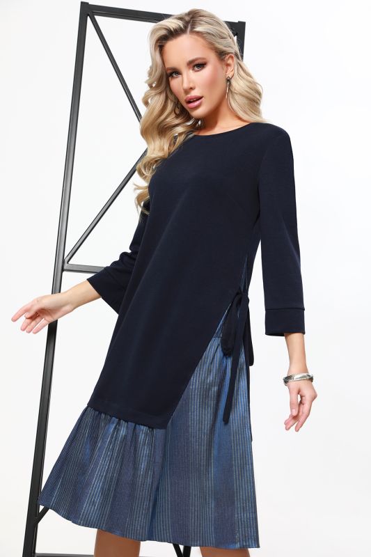 Dark blue knit dress with three-quarter sleeve